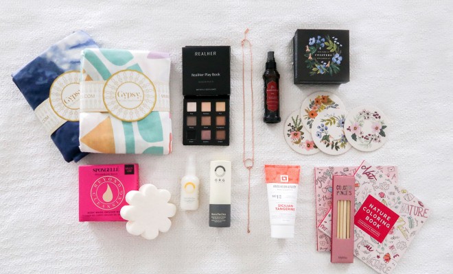 I was so excited to get my Editor's Box from FabFitFun in the mail yesterday. This is my first impression of what I think about this subscription box!